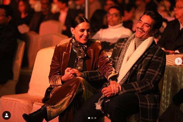 Angad Bedi et Neha Dhupia sont un couple qui donne régulièrement à ses fans l'inspiration que ce soit avec leur look élégant, leur affection éternelle et leur amour de famille. Le duo prétend avoir trouvé l'amour en chacun après avoir été ses meilleurs amis pendant des années. Neha et Angad se sont mariés le 10 avril 2018. Deux ans derrière eux, ils continuent de partager un lien incassable. Ils adorent la fille de Mehr. Alors que le couple célèbre son 2e anniversaire aujourd'hui, à l'occasion heureuse, nous vous présentons 10 photos des deux qui symbolisent l'amour pur. Faites tremper dans la bouillie.