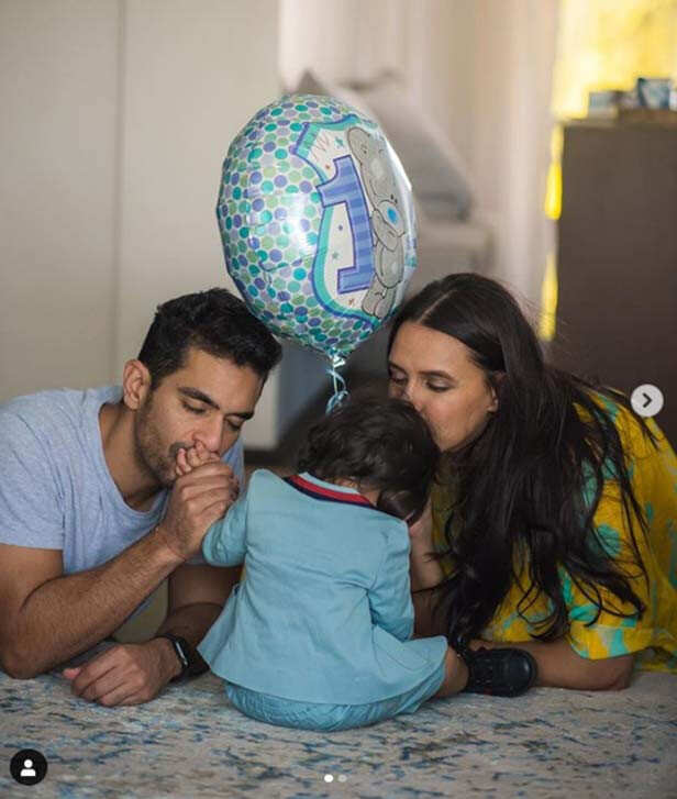 Angad Bedi et Neha Dhupia sont un couple qui donne régulièrement à ses fans l'inspiration que ce soit avec leur look élégant, leur affection éternelle et leur amour de famille. Le duo prétend avoir trouvé l'amour en chacun après avoir été ses meilleurs amis pendant des années. Neha et Angad se sont mariés le 10 avril 2018. Deux ans derrière eux, ils continuent de partager un lien incassable. Ils adorent la fille de Mehr. Alors que le couple célèbre son 2e anniversaire aujourd'hui, à l'occasion heureuse, nous vous présentons 10 photos des deux qui symbolisent l'amour pur. Faites tremper dans la bouillie.