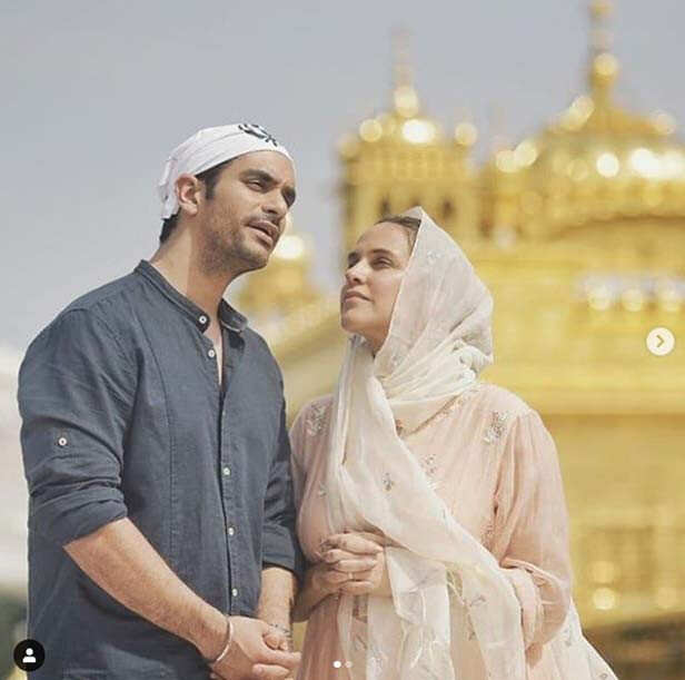 Angad Bedi et Neha Dhupia sont un couple qui donne régulièrement à ses fans l'inspiration que ce soit avec leur look élégant, leur affection éternelle et leur amour de famille. Le duo prétend avoir trouvé l'amour en chacun après avoir été ses meilleurs amis pendant des années. Neha et Angad se sont mariés le 10 avril 2018. Deux ans derrière eux, ils continuent de partager un lien incassable. Ils adorent la fille de Mehr. Alors que le couple célèbre son 2e anniversaire aujourd'hui, à l'occasion heureuse, nous vous présentons 10 photos des deux qui symbolisent l'amour pur. Faites tremper dans la bouillie.