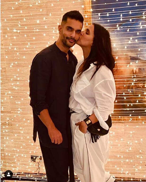 Angad Bedi et Neha Dhupia sont un couple qui donne régulièrement à ses fans l'inspiration que ce soit avec leur look élégant, leur affection éternelle et leur amour de famille. Le duo prétend avoir trouvé l'amour en chacun après avoir été ses meilleurs amis pendant des années. Neha et Angad se sont mariés le 10 avril 2018. Deux ans derrière eux, ils continuent de partager un lien incassable. Ils adorent la fille de Mehr. Alors que le couple célèbre son 2e anniversaire aujourd'hui, à l'occasion heureuse, nous vous présentons 10 photos des deux qui symbolisent l'amour pur. Faites tremper dans la bouillie.