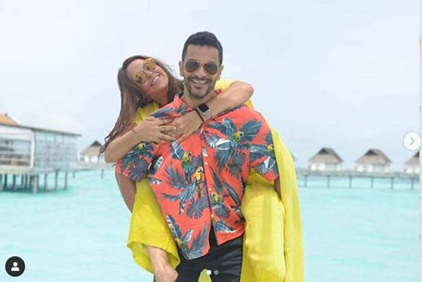 Angad Bedi et Neha Dhupia sont un couple qui donne régulièrement à ses fans l'inspiration que ce soit avec leur look élégant, leur affection éternelle et leur amour de famille. Le duo prétend avoir trouvé l'amour en chacun après avoir été ses meilleurs amis pendant des années. Neha et Angad se sont mariés le 10 avril 2018. Deux ans derrière eux, ils continuent de partager un lien incassable. Ils adorent la fille de Mehr. Alors que le couple célèbre son 2e anniversaire aujourd'hui, à l'occasion heureuse, nous vous présentons 10 photos des deux qui symbolisent l'amour pur. Faites tremper dans la bouillie.