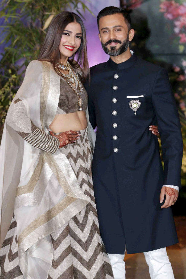Sonam Kapoor Husband Anand Ahuja Wearing Sneaker At Wedding Reception -  YouTube