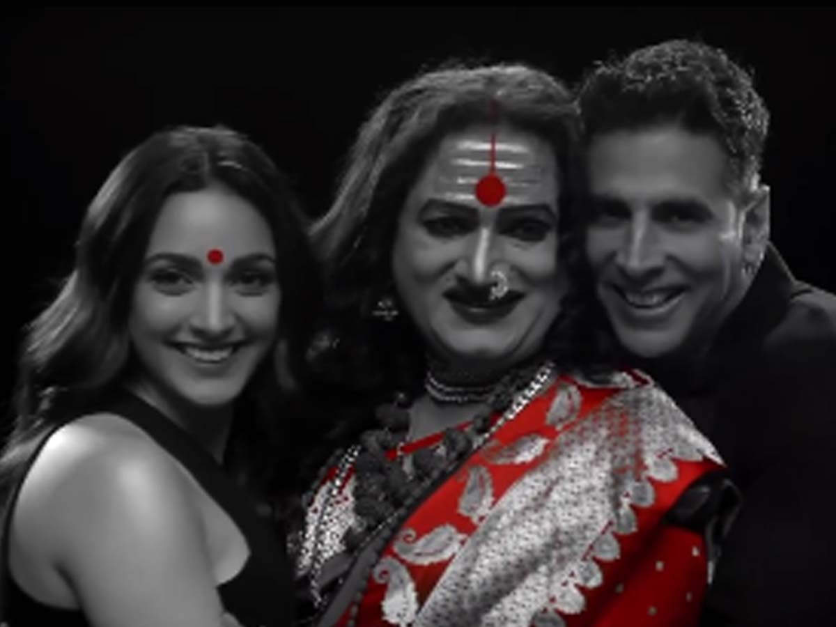 Akshay Kumar and Kiara Advani are coming together in an extremely special project as it deals with the stereotype against the third gender. Akshay and Kiara star together in Laxmii and for the first time Akshay will be seen in the role of a transgender as in the film he gets possessed by a soul of a transgender. Akshay has already wowed the audience with his performance in the trailer and the song Bam Bholle in his never-seen-before avatar, but now the cast of the film is taking a step forward to something more for the third gender.  Today Kiara and Akshay released a video promoting the initiative to stand up for equal rights and love for the transgenders. The video’s tagline Ab Humari Bari Hai is to tell the people that the transgenders have done a lot for us and sacrifice their whole living style just because of a society which refuses to accept them. The video asks people to let go of all such gender stereotypes and accept them with love and dance in their happiness by wearing a red bindi to promote the initiative because Ab Humari Bari Hai. Watch the video below.