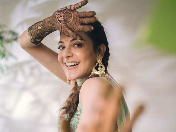 Mehndi ceremony is captured by wedding photographers in Chennai