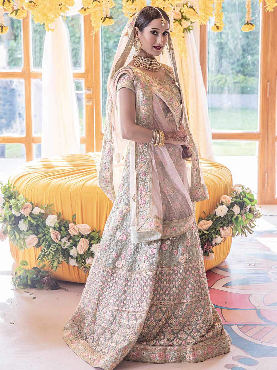 Alia Bhatt Becomes A Picture Perfect Bride As Manyavar Mohey Ropes Her In  As Its Brand Ambassador - HungryBoo | Beautiful wedding makeup, Indian  beauty, Bride makeup