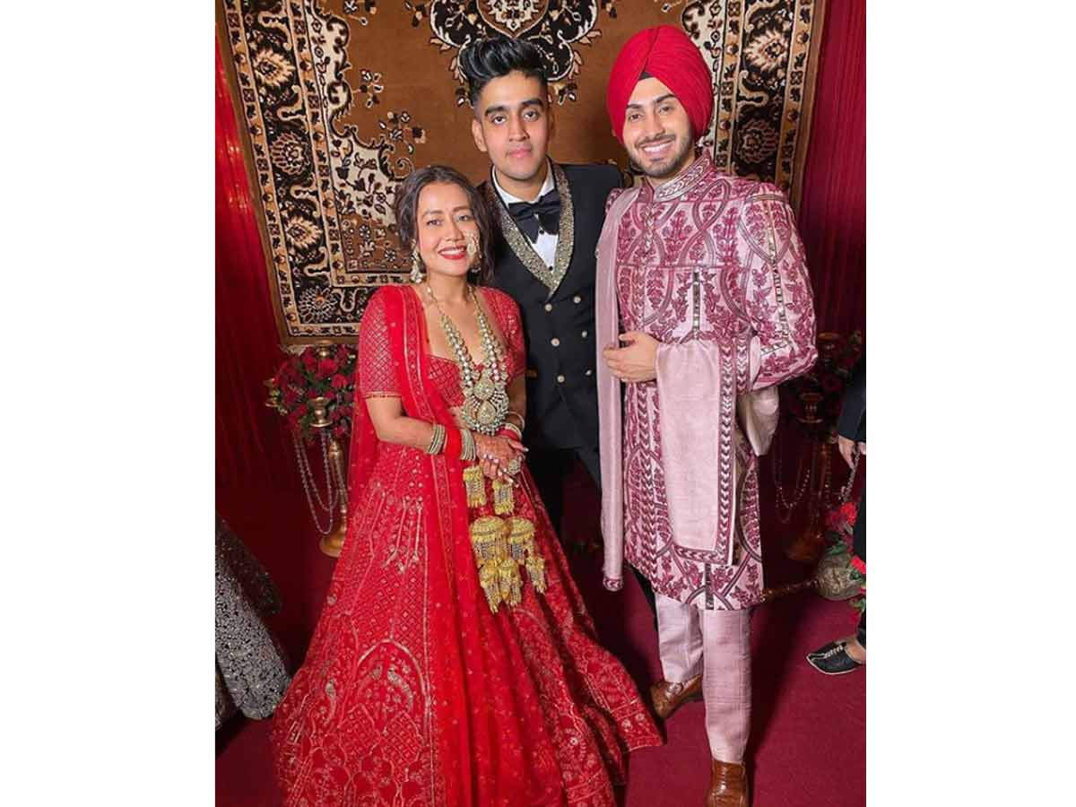 Neha Kakkar Writes Rohanpreet's Name In Mehendi On Her Hand | Pictures Out!  | The bride to be Neha Kakkar is looks extremely beautiful as she is enjoys  her mehndi ceremony shares