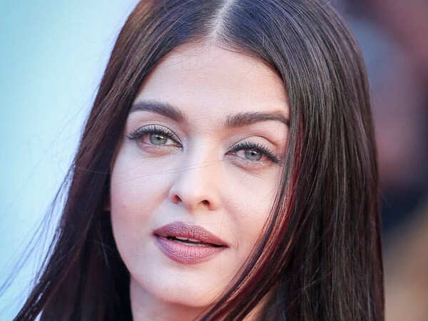 Aishwarya Rai Bachchans latest photo in red saree is proof that shes a  timeless beauty