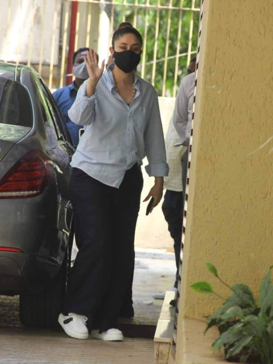 Kareena Kapoor Khan Wears a Mask Worth Rs 26,028 to Spread