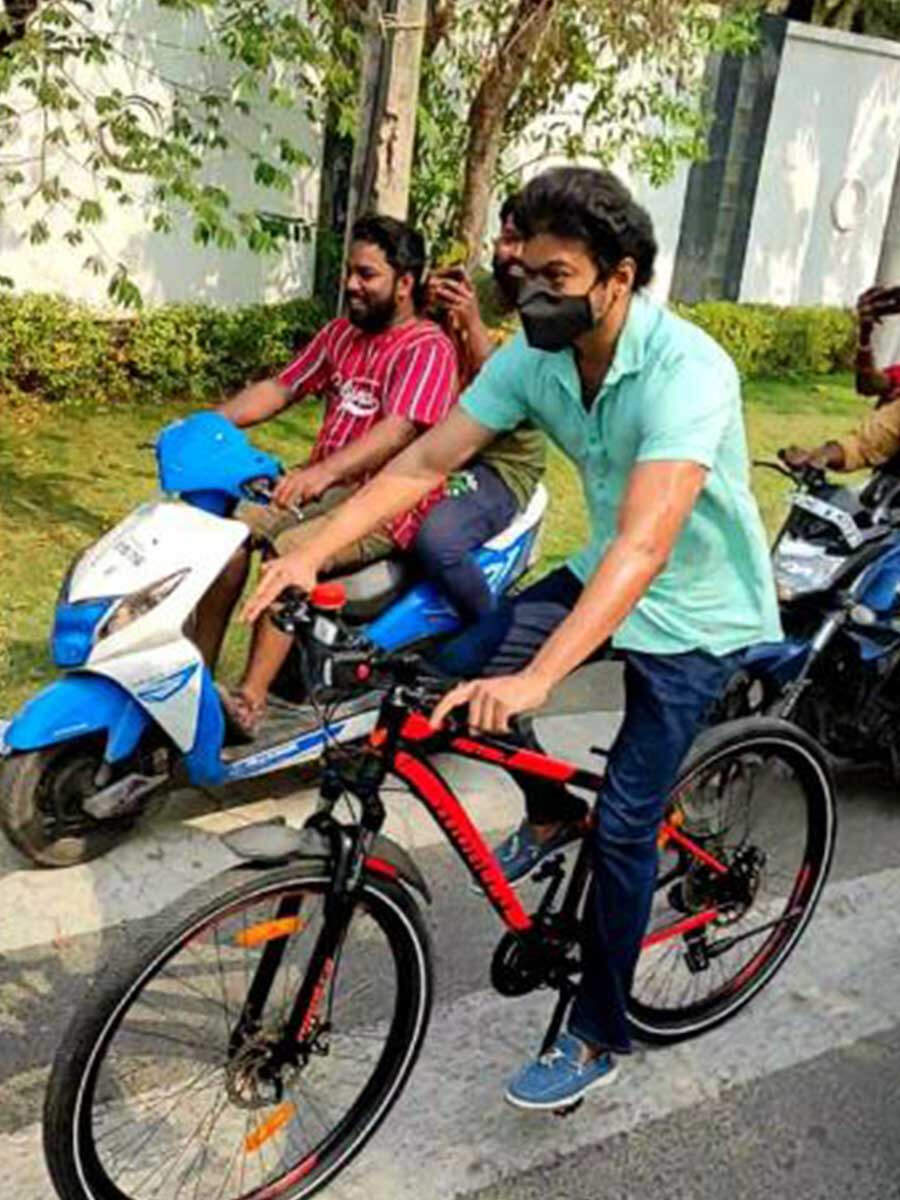 the-real-reason-behind-vijay-s-bicycle-ride-filmfare