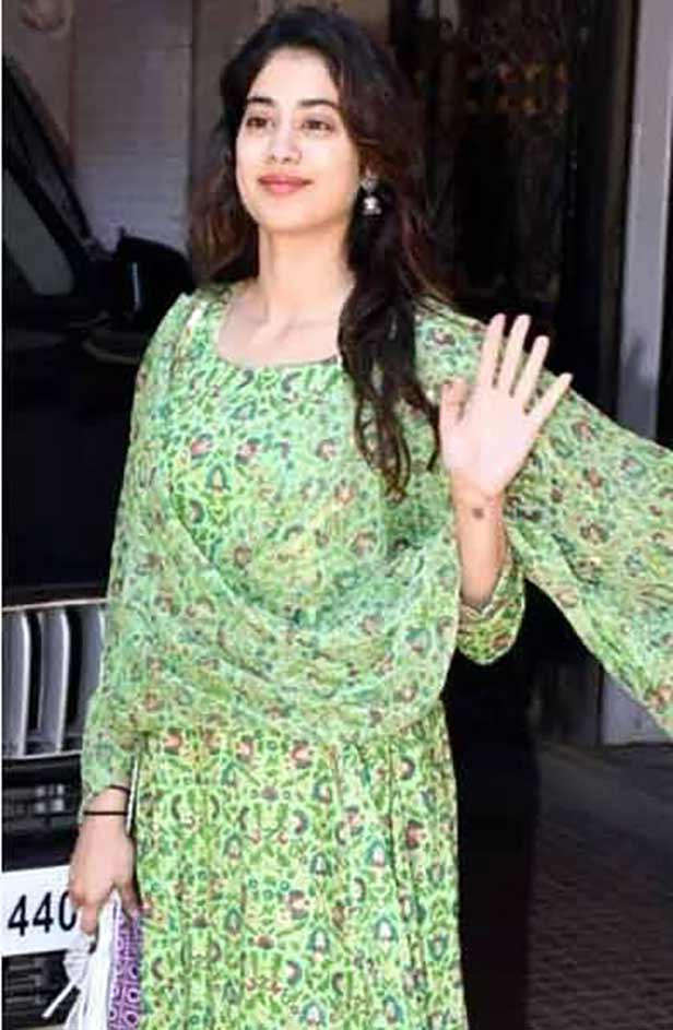 Mili actress Jhanvi Kapoor spotted at the airportlooked very beautiful in  all white look see pics | 'मिली' एक्ट्रेस Janhvi Kapoor एयरपोर्ट पर हुई  स्पॉट, ऑल व्हाइट लुक में लूट लिया फैंस