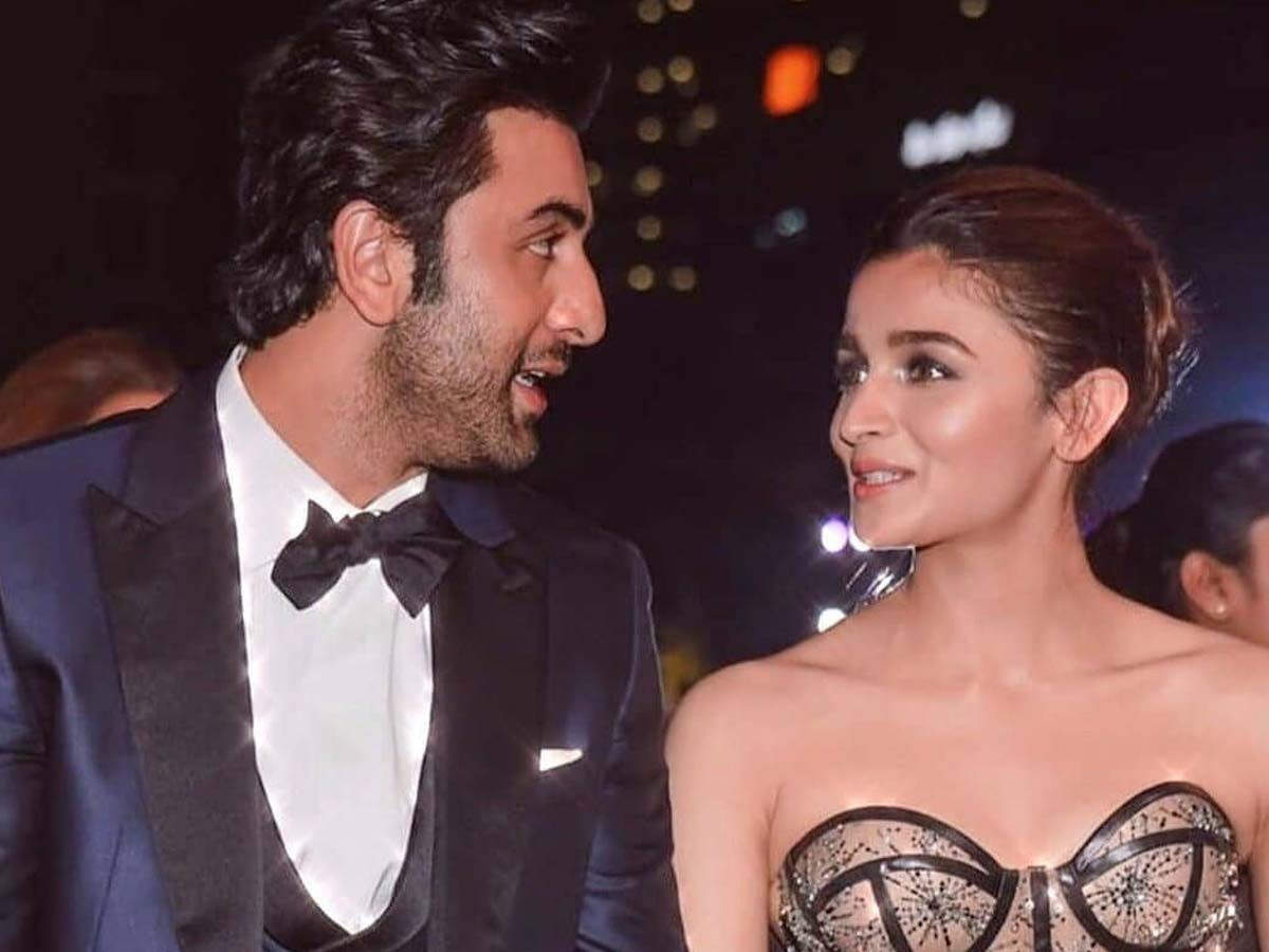 Alia Bhatt in Rs 4k bralette and denims is all glam with Ranbir at  Deepika's birthday - India Today