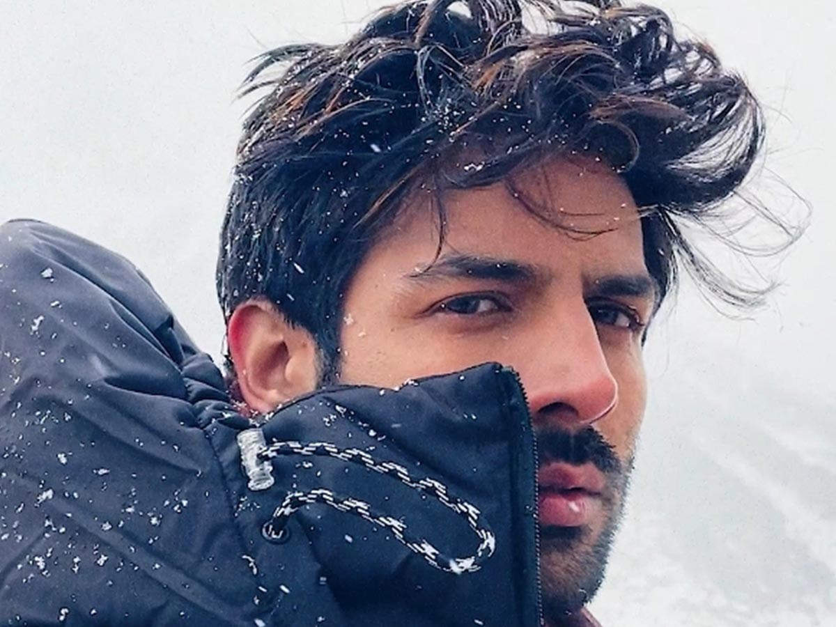 Kartik Aaryan has got back his OG hairstyle and has a quirky twist to  reveal it! 