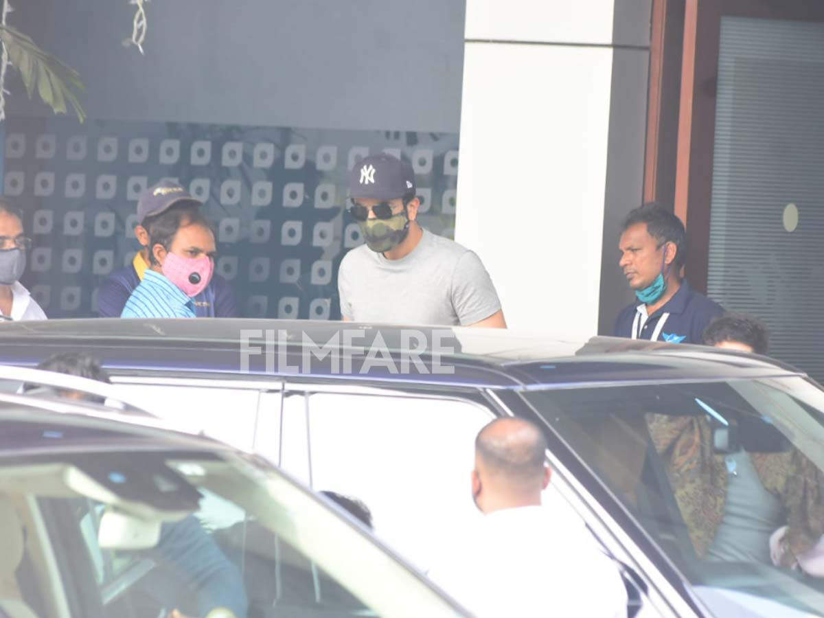 Ranbir Kapoor and Alia Bhatt have been in a relationship for a while now. It is clear that the couple is set to take the next step in their relationship and get married soon. And our belief only seems to be getting stronger by each passing day. Only recently Riddhima Kapoor Sahni who is Ranbir’s sister took to Instagram to share a picture of Ranbir’s family including her and Alia’s family from their Ranthambore vacation and captioned it as family.   Today, we snapped Alia and Ranbir along with their families as they returned to the bay after an awesome family trip. The duo happily posed for the paparazzi before quickly zooming off in their ride. Scroll through for all the pictures from the spot. 