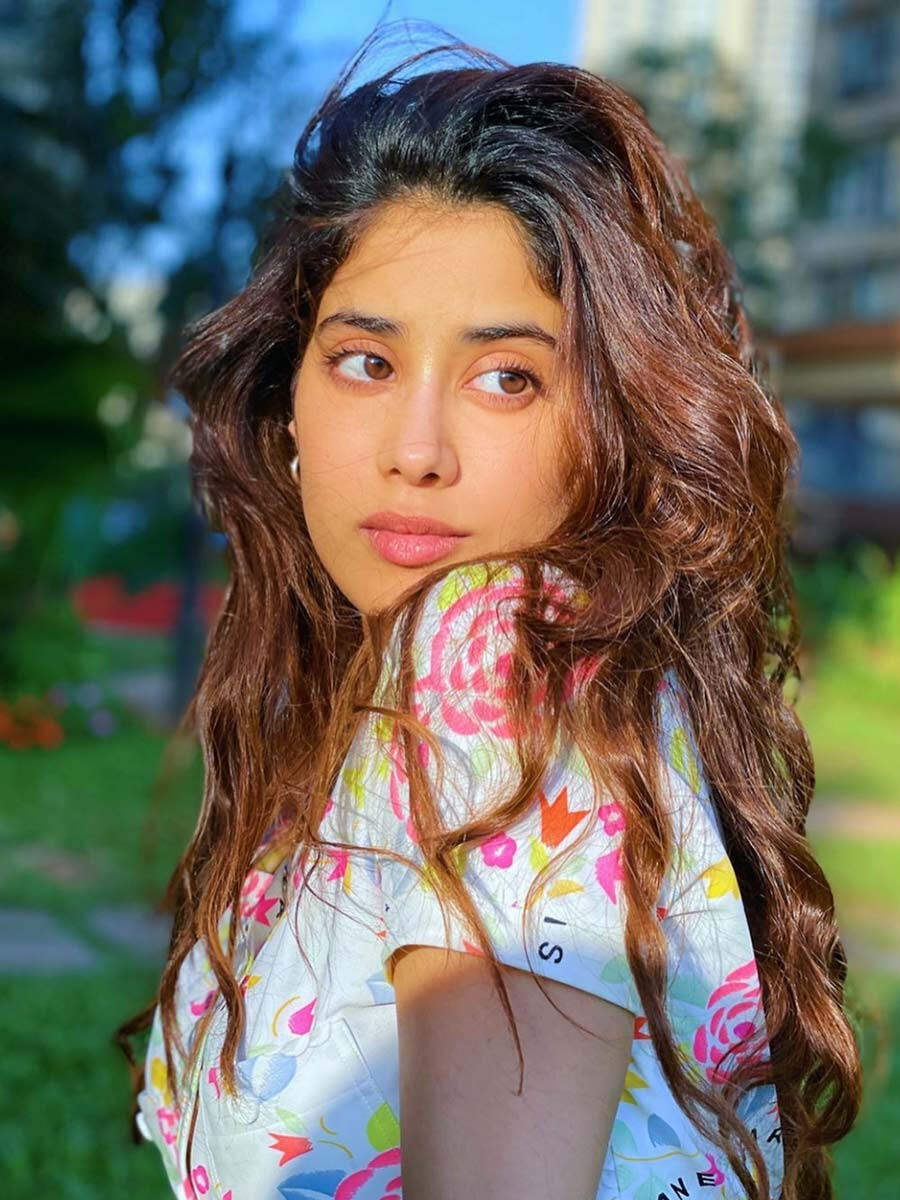 Janhvi Kapoor Starts Shooting For Her Aanand L Rai