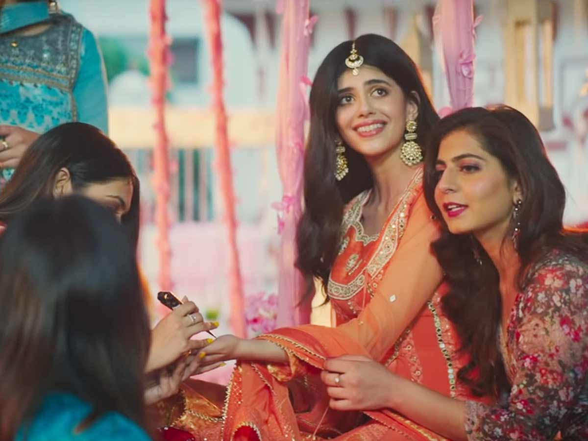 KL Rahul pulls Athiya Shetty's cheek at their Mehendi ceremony, couple  grooves to Bollywood songs at sangeet; don't miss Suniel Shetty's dance  with his daughter!