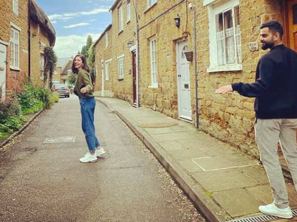 Video: Anushka Sharma#8217;s Leisurely Stroll through London#8217;s Streets  with Coffee in Hand - Anushka Sharma, Candid, Coffee Walks, Time, London,  Streets, Virat Kohli