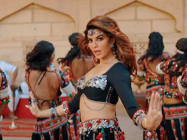 Paani Paani Jacqueline Fernandez sizzles in Badshah Aastha