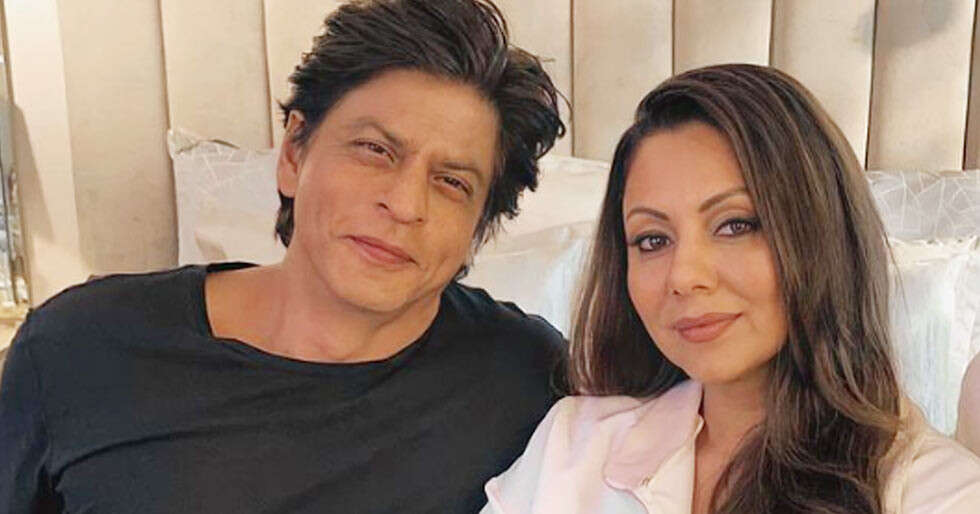 This picture of Shah Rukh Khan and Gauri Khan with baby Suhana is going ...