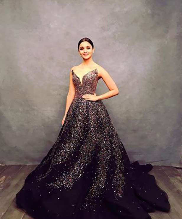 Gorgeous Alia Bhatt shines in black at Filmfare Awards