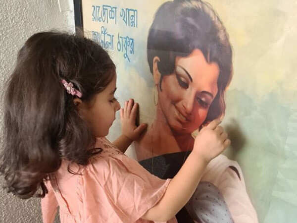 Saba Ali Khan shares picture of Inaaya awed by grandmother ...