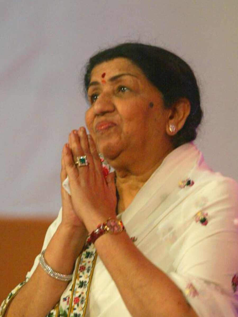 Lata Mangeshkar donates INR 7 lacs to the Maharashtra CM’s Relief Funds ...