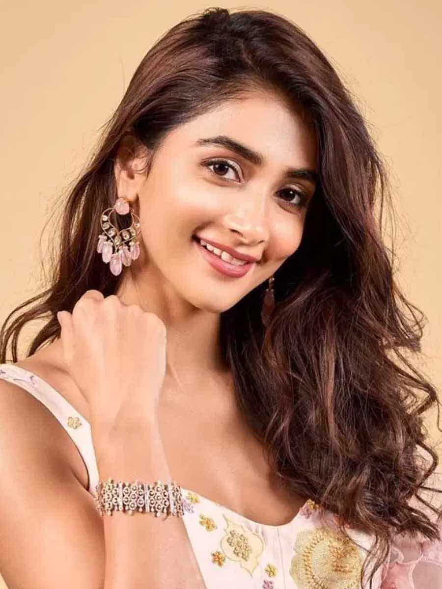 Pooja Hegde shares the correct way of using an oximeter | Filmfare.com