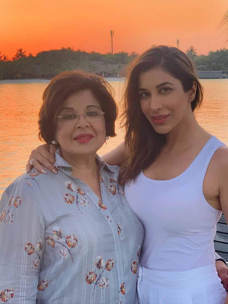Desi Treat From Sophie Choudry!