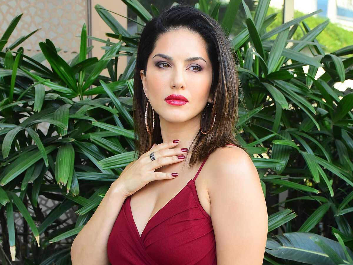 Sunny Leone donates 10,000 vegan meals for migrant workers