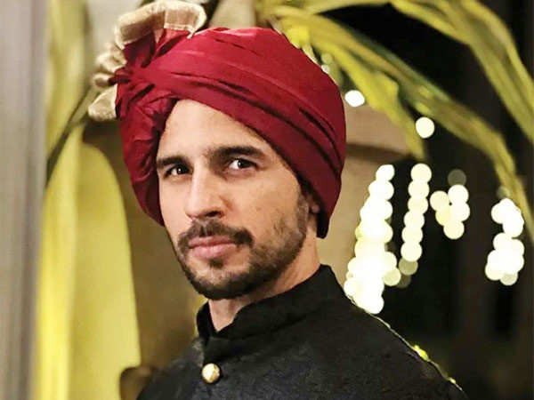 Videos: Sidharth Malhotra sets the stage on fire at cousin’s wedding