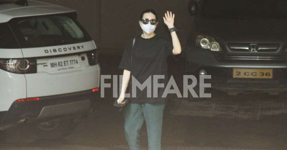 Pictures: Karisma Kapoor clicked at Kareena Kapoor Khan’s residence