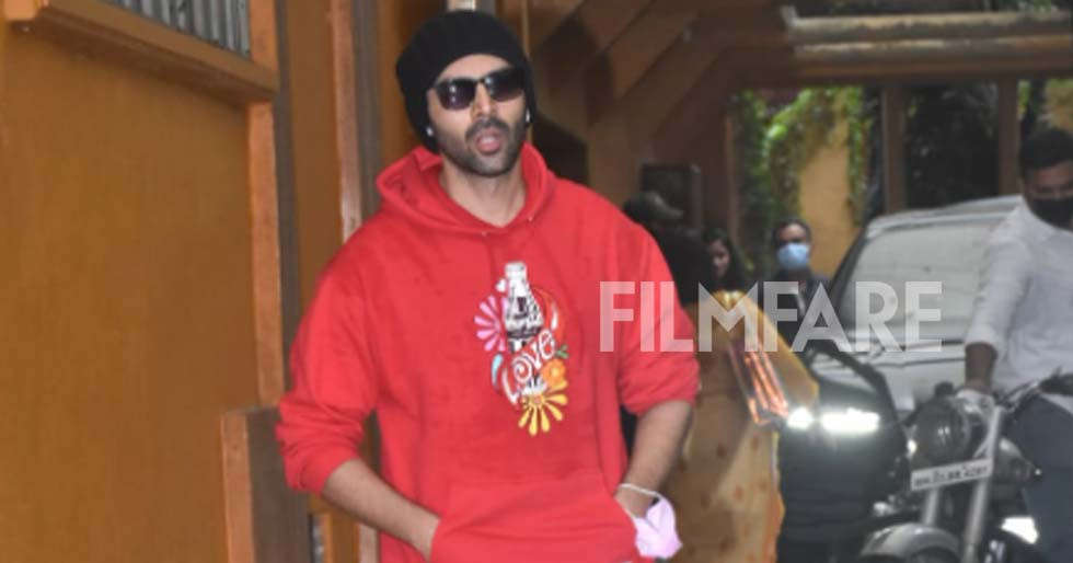 Photos: Kartik Aaryan clicked as he stepped out in the city