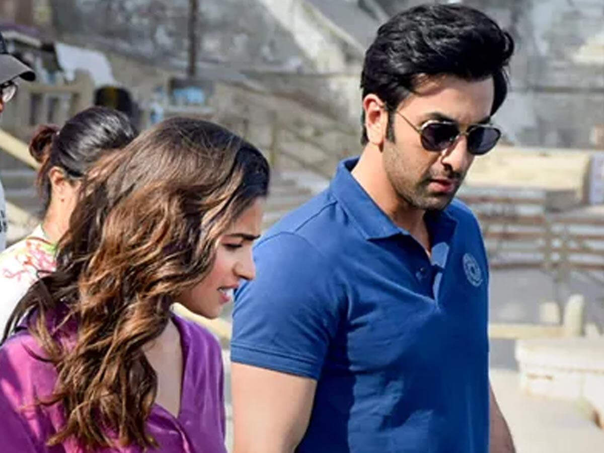 With His Washboard Abs On Display, Alia Bhatt's Husband Ranbir Kapoor  Proves That Shirts Are Totally Overrated In A Burgundy Suit For Shamshera  Promotions