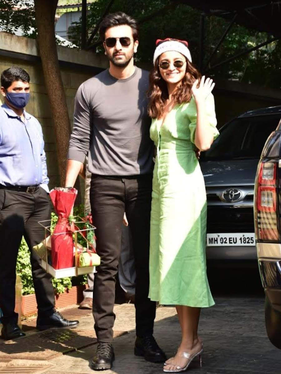 Alia Bhatt and Ranbir Kapoor ace casual chic style in latest PIC