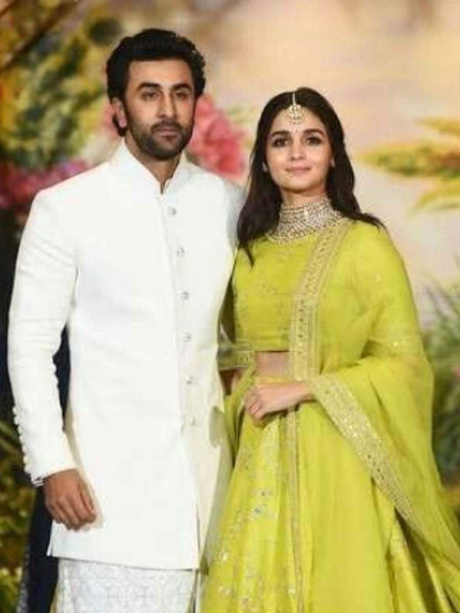 Alia Bhatt & Ranbir Kapoor ace couple dressing with their travel outfits