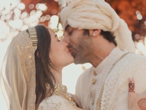 Video: Alia Bhatt, Ranbir Kapoor's varmala ceremony reminds fans of romantic scene from 2 States