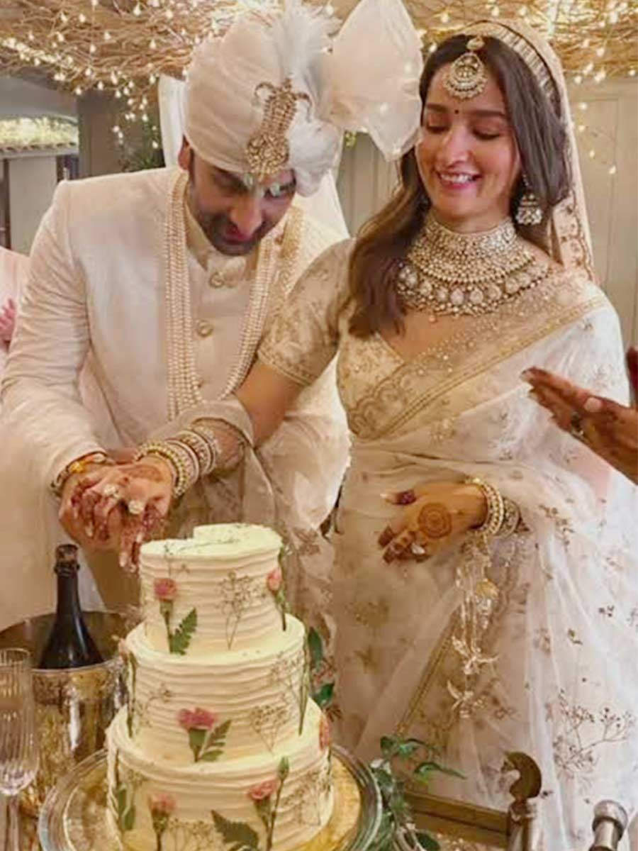 Indian Dupatta Wedding Cake - CakeCentral.com