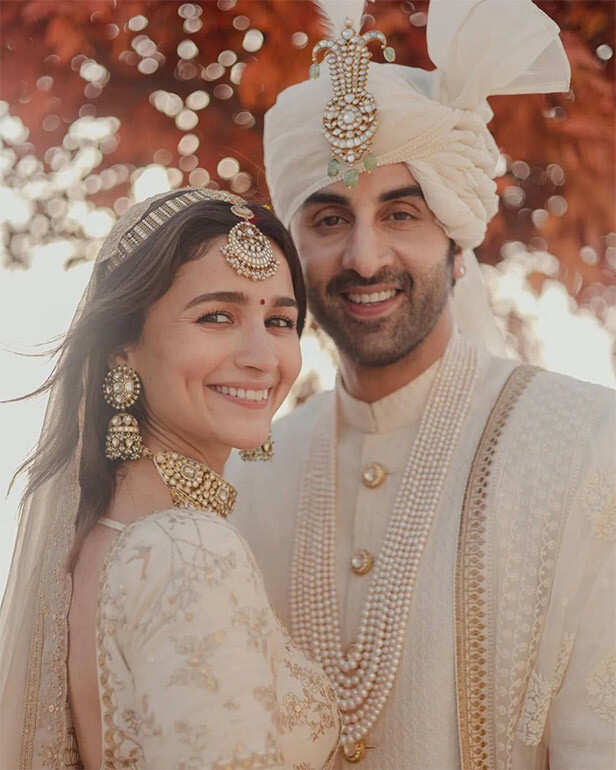 A Complete Breakdown Of Ranbir Kapoor Alia Bhatt Wedding Dress With The  Couple In Sabyasachi