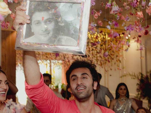 Ranbir Kapoor carries a frame of Rishi Kapoor in a wedding ceremony