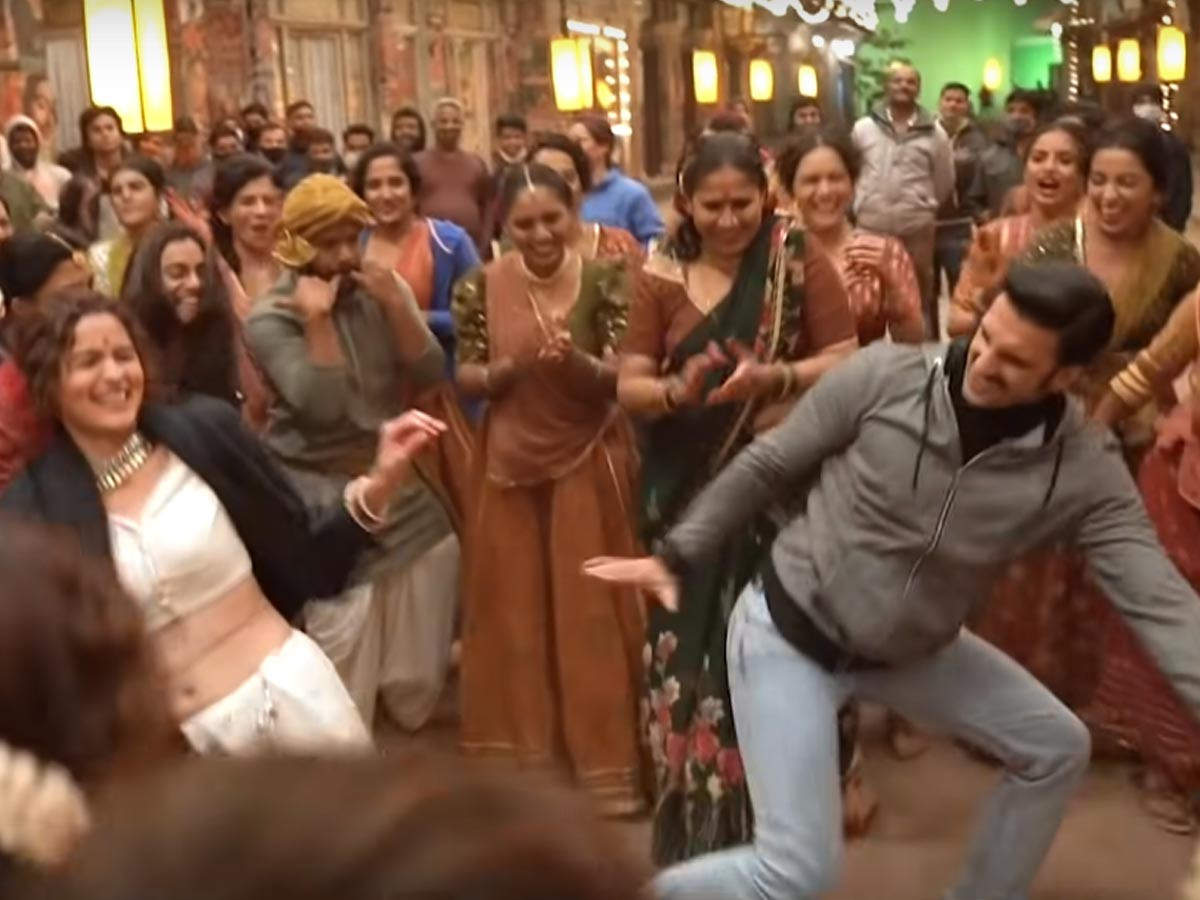 Ranveer Singh dances with Alia Bhatt