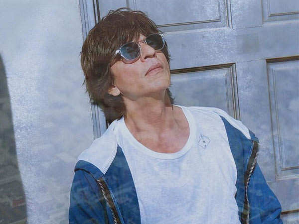 Shah Rukh Khan meets the author of Desperately Seeking Shah Rukh, gives her a note