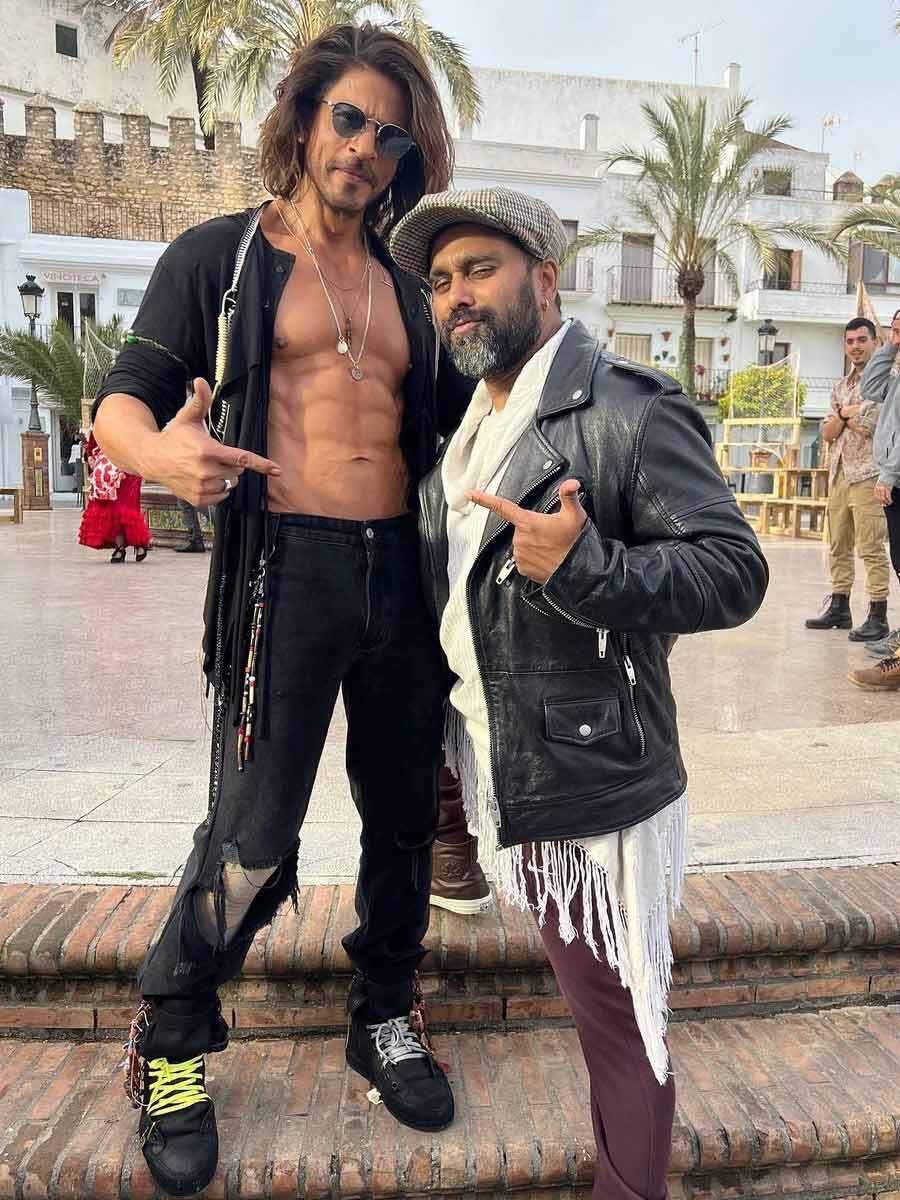 Shah Rukh Khan fans left in awe as the Pathaan star's total outfit