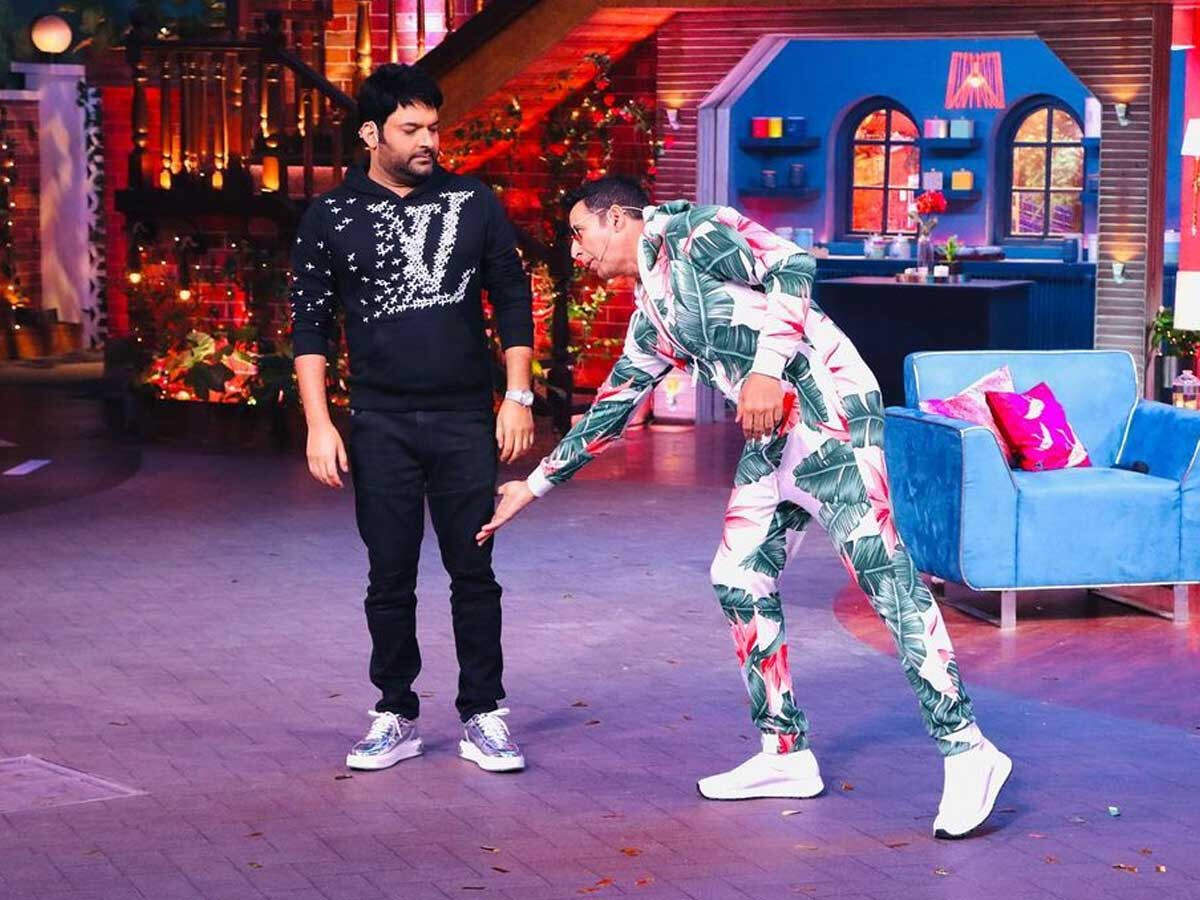 Kapil Sharma with Akshay Kumar on sets.