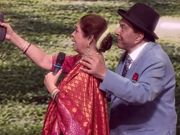 Kirron Kher and Dharmendra recreate an iconic scene from Sholay