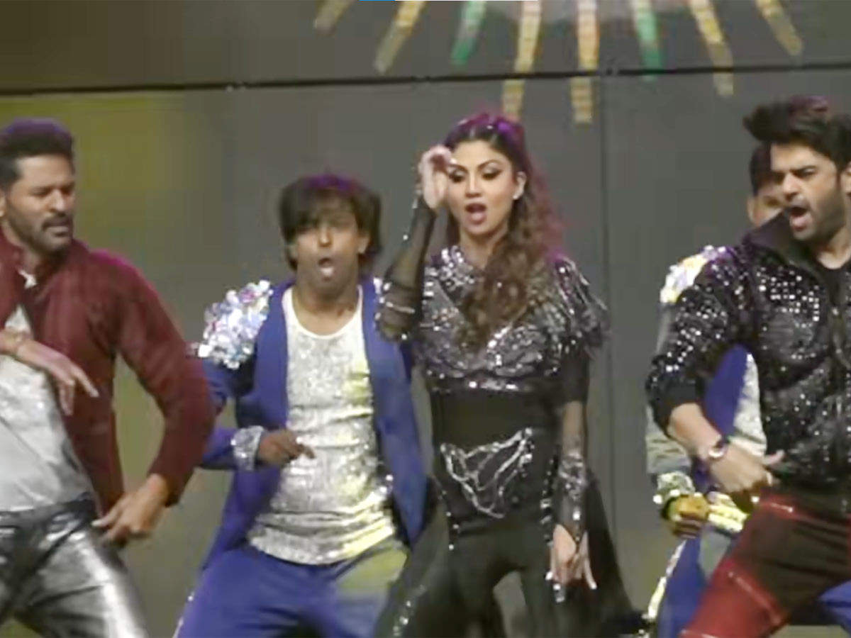 Maniesh Paul and Shilpa Shetty dancing.