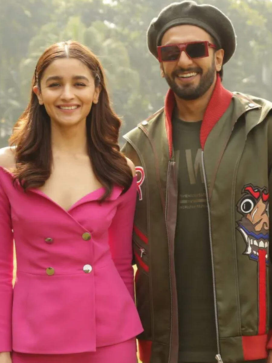 Alia Bhatt dances to Channa Mereya as Ranveer Singh