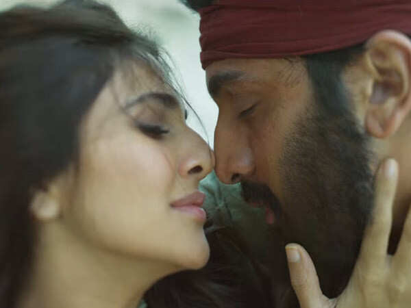 Fitoor: Ranbir Kapoor and Vaani Kapoor share crackling chemistry in Shamshera’s new song