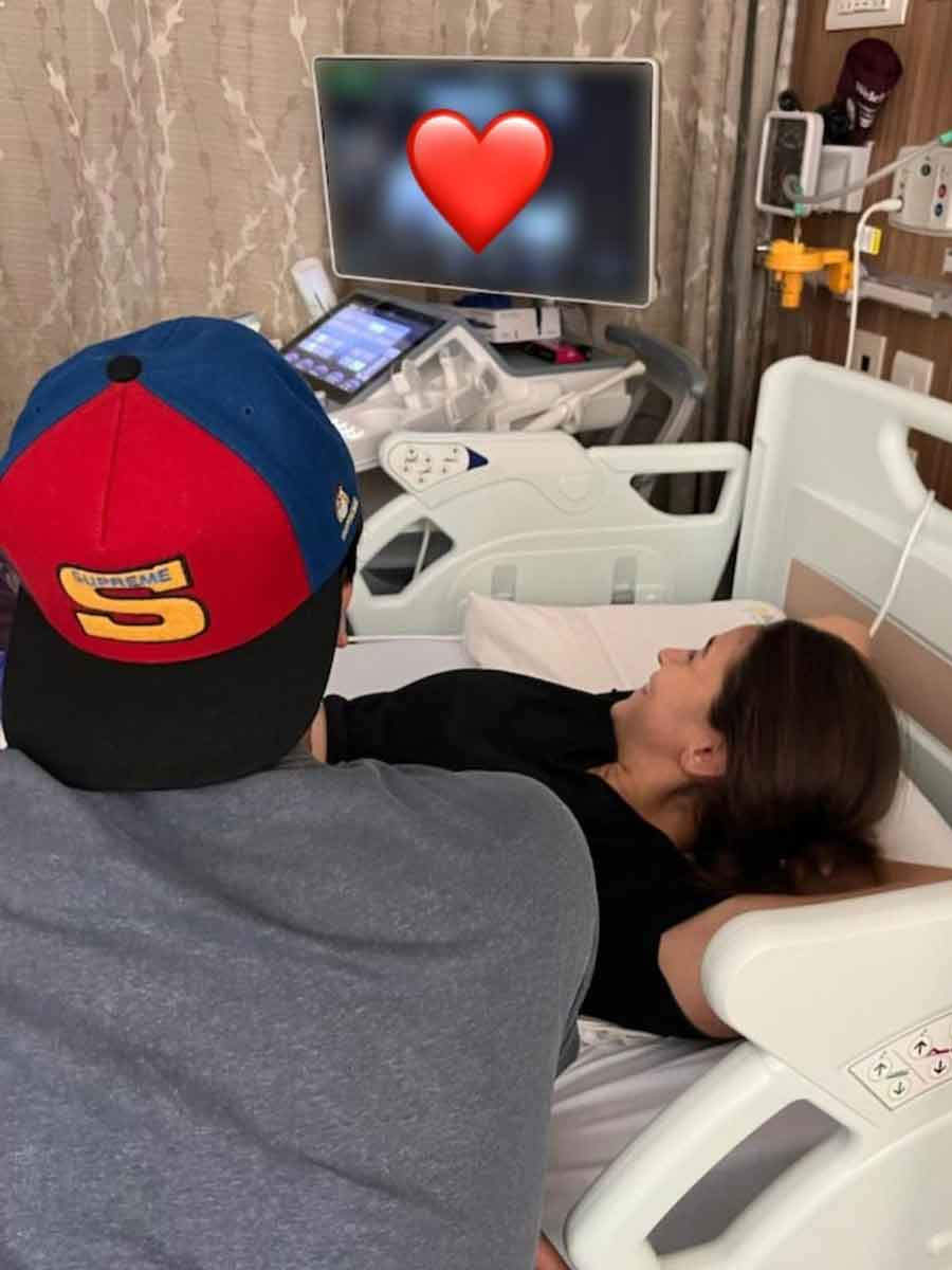 आलिया भट्ट ने घोषणा की कि वह गर्भवती हैं।