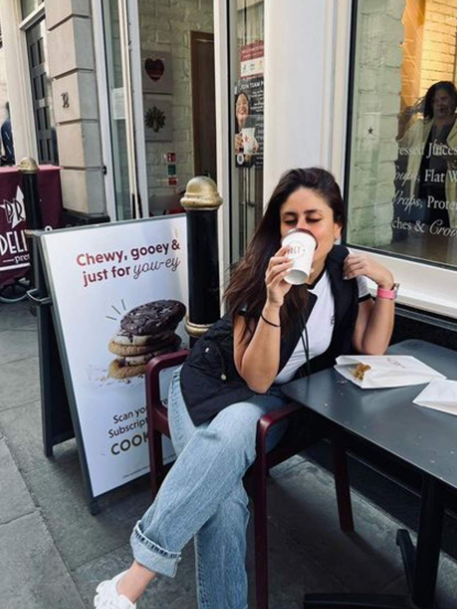 Kareena Kapoor Khan share picture with coffee in londing.