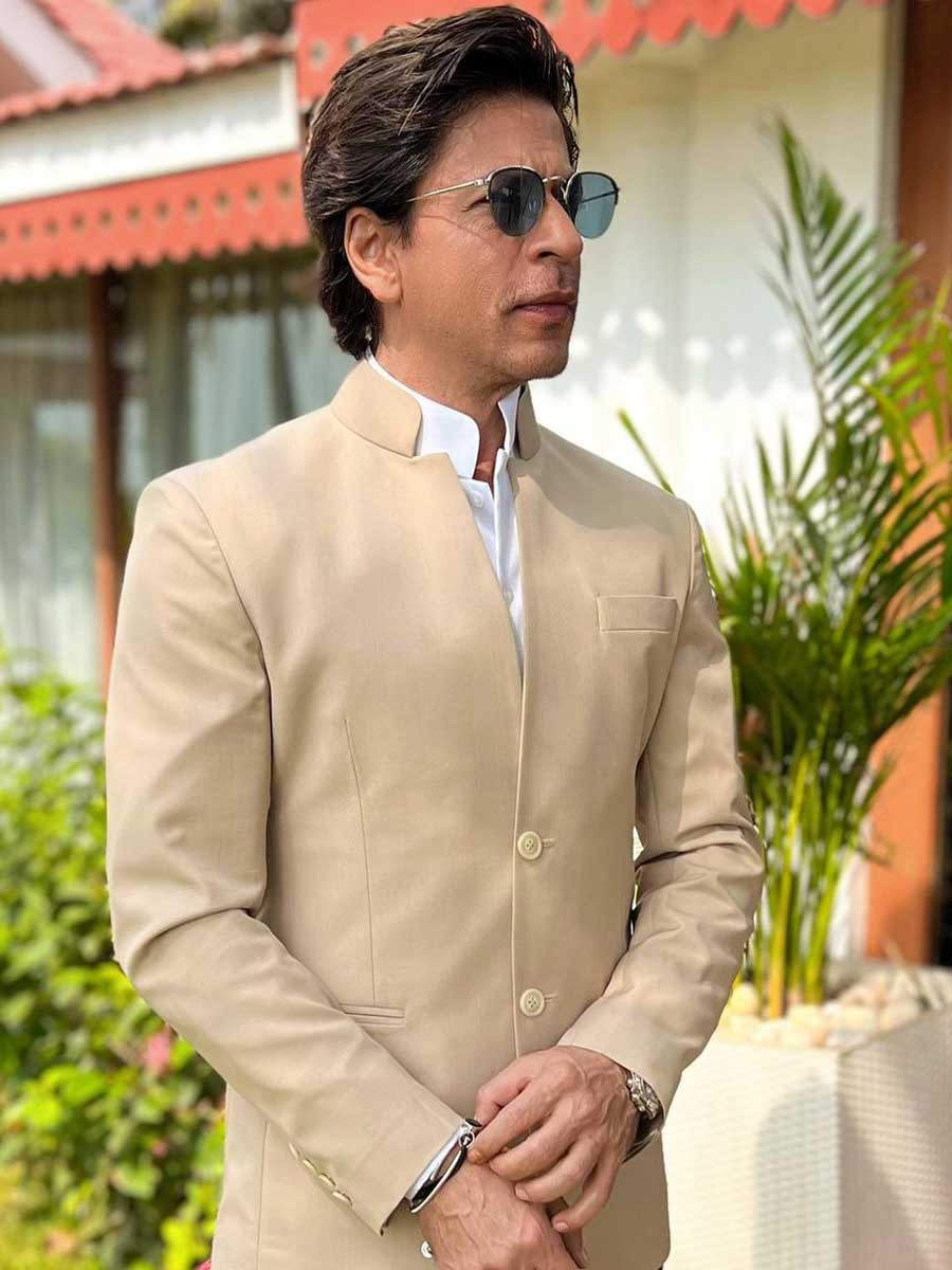 Shah Rukh Khan dons dapper black suit for Delhi visit | Hindi Movie News -  Times of India
