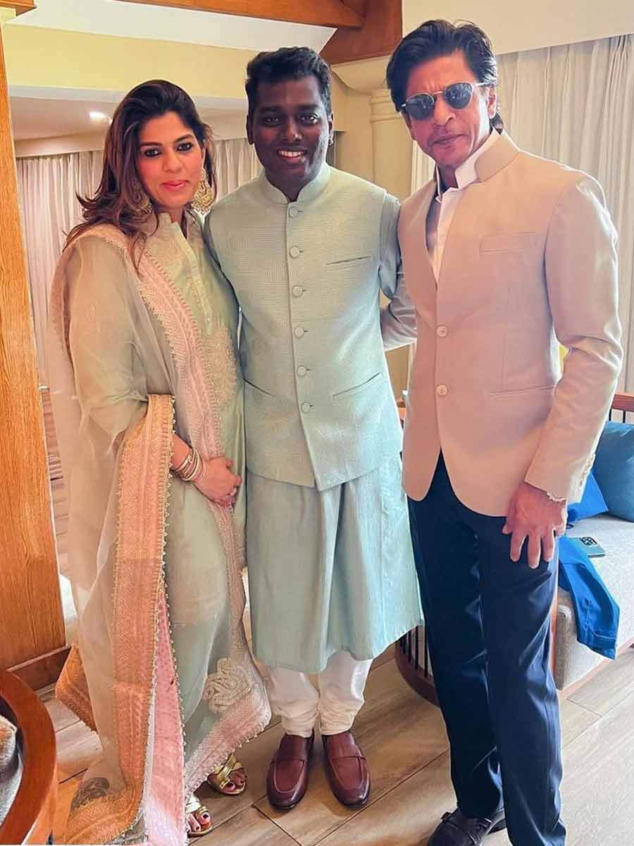 Shah Rukh Khan's pic with Jayam, Aarti Ravi from Nayanthara and Vignesh  Shivan's wedding goes viral | Filmfare.com